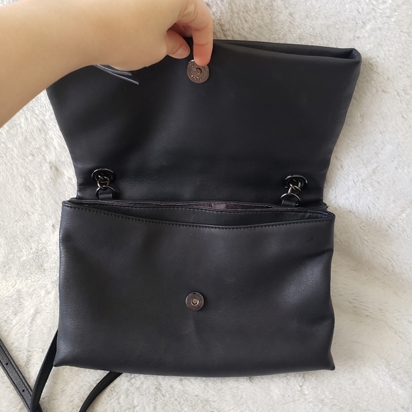 Simply Vera Wang Black Crossbody Bag - Picture 2 of 8